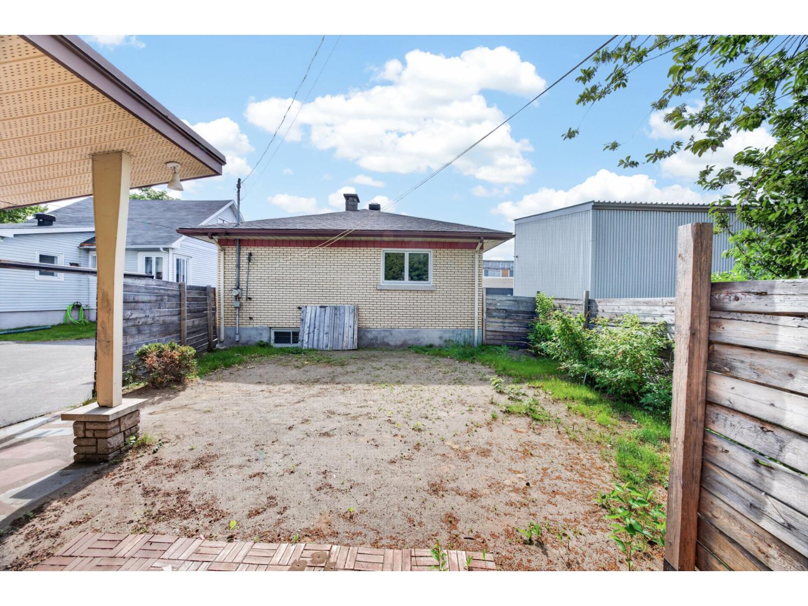 1004 Rue Filiatrault Property Photo 4