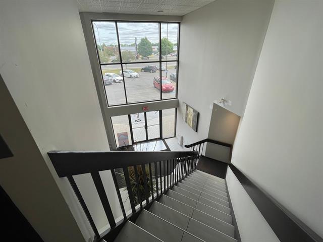 180 25e Avenue, #d Property Photo 5
