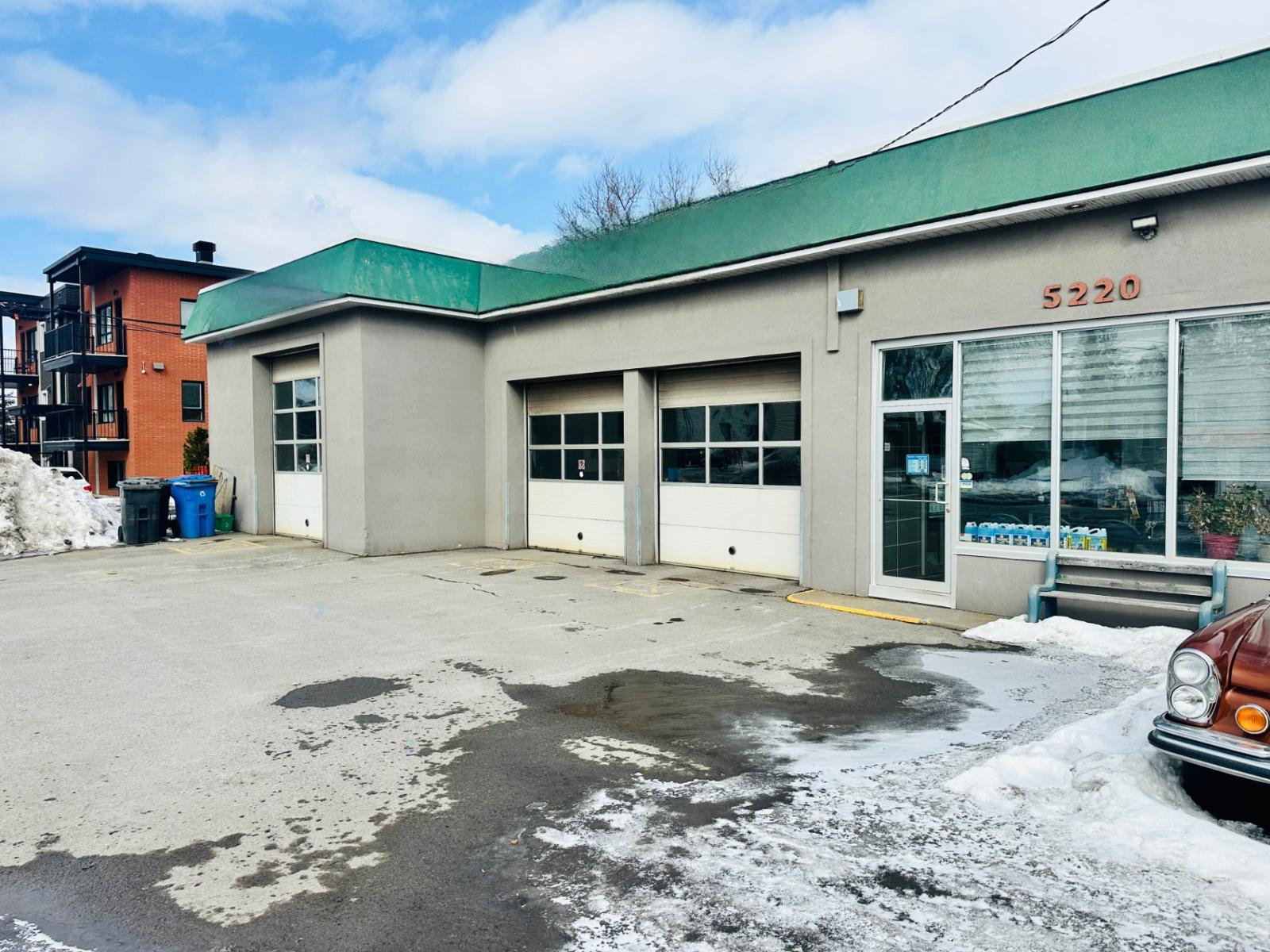 5220 Ch. De Chambly Property Photo 1