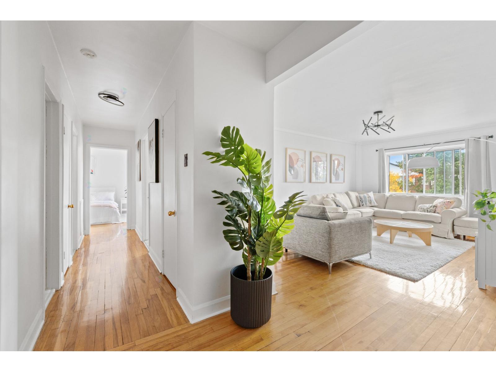 5853 Av. Decelles, #12 Property Photo 1