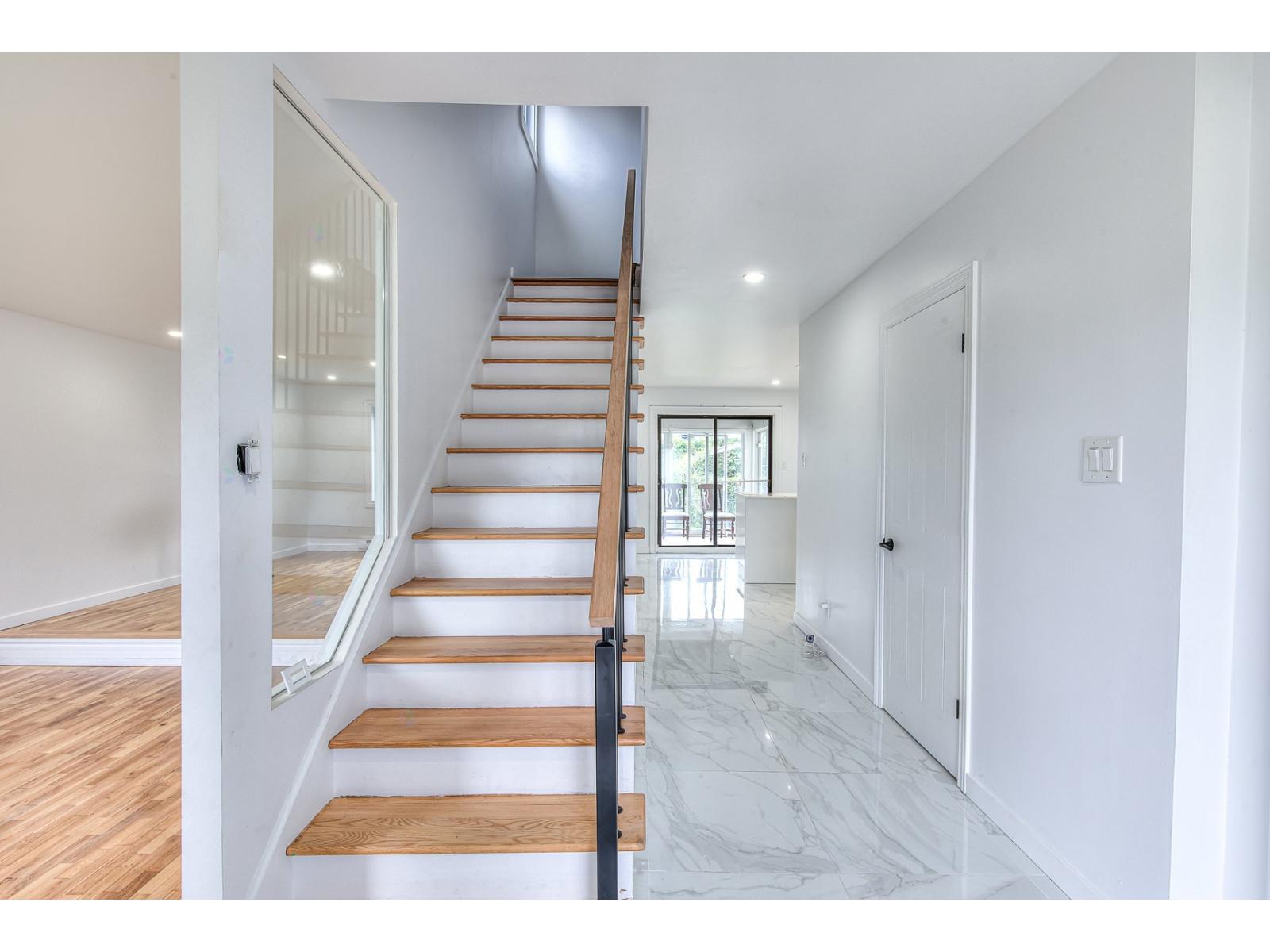 46 Boul. Laurentien Property Photo 4