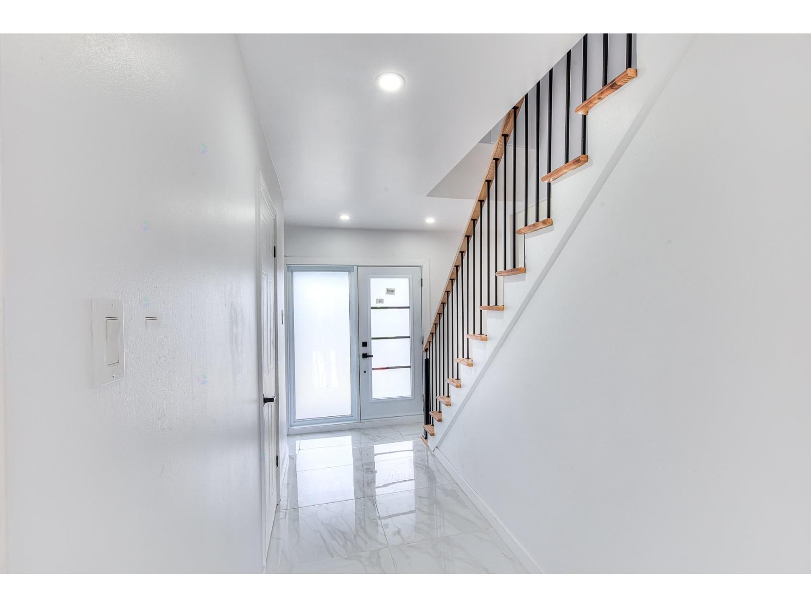 46 Boul. Laurentien Property Photo 5