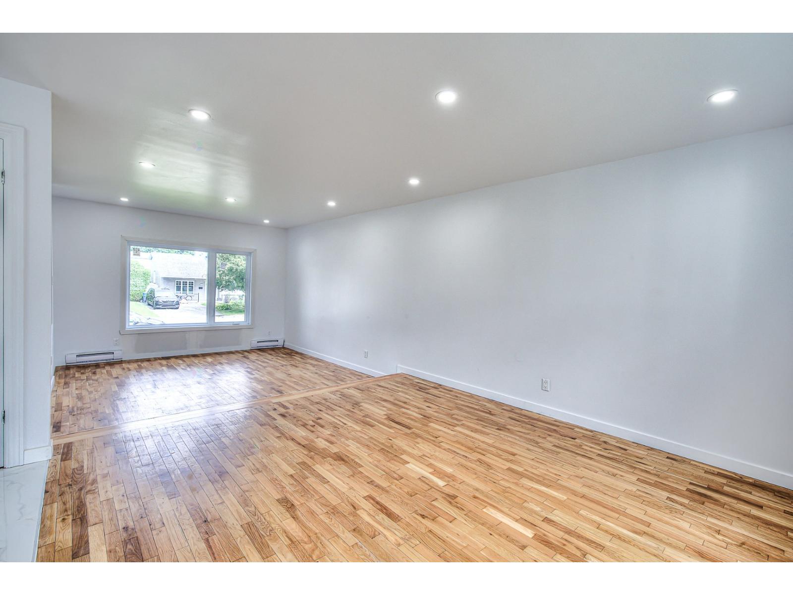 46 Boul. Laurentien Property Photo 8