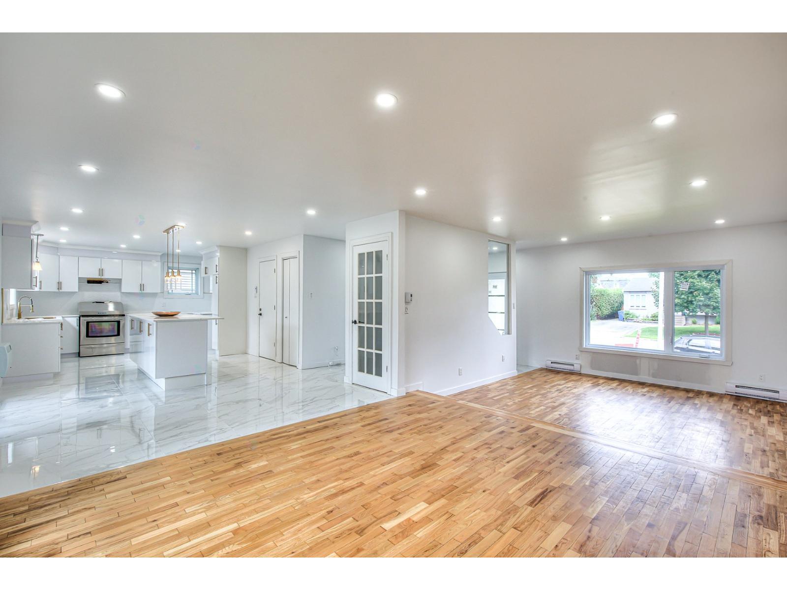 46 Boul. Laurentien Property Photo 9