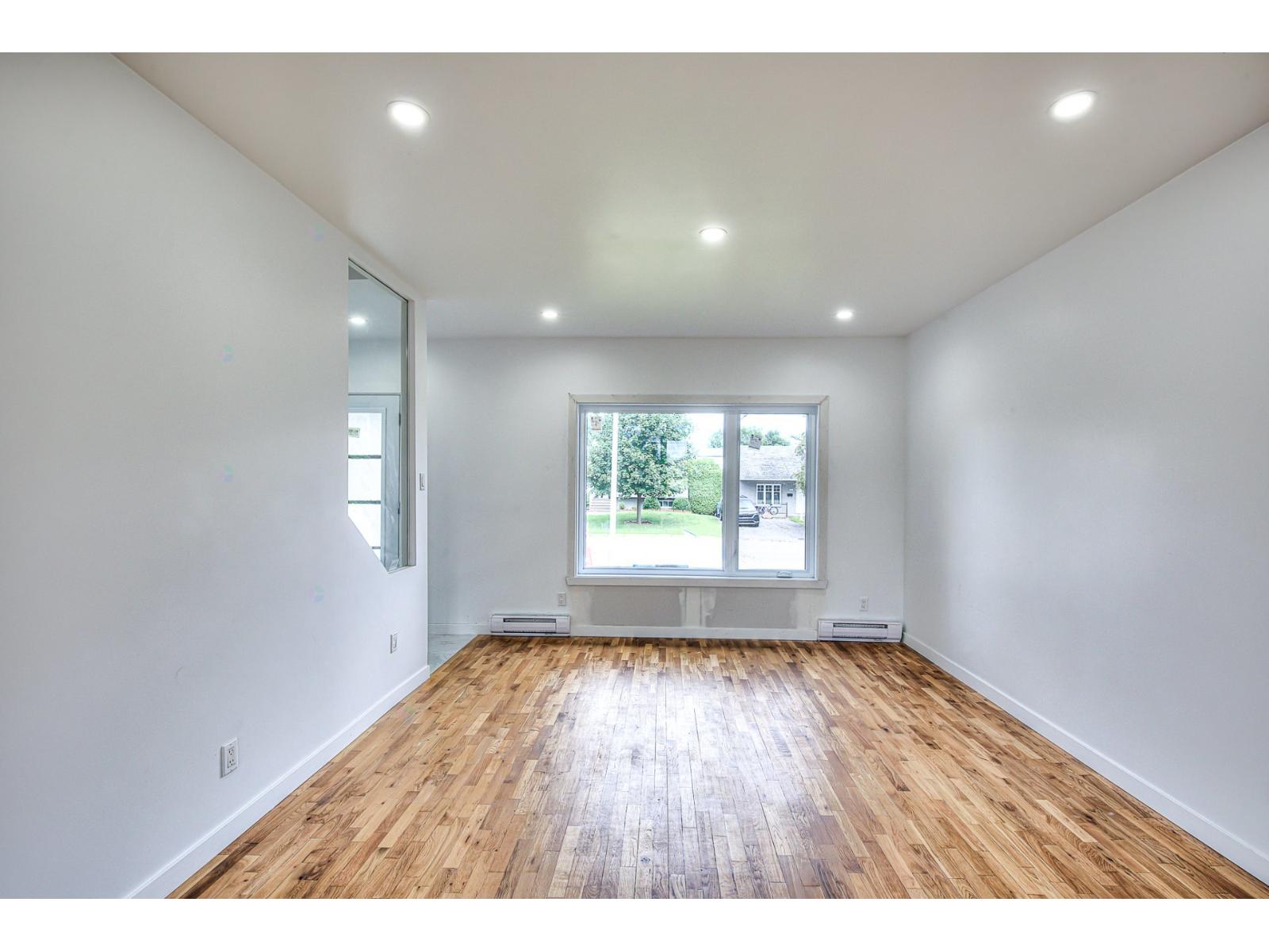 46 Boul. Laurentien Property Photo 10