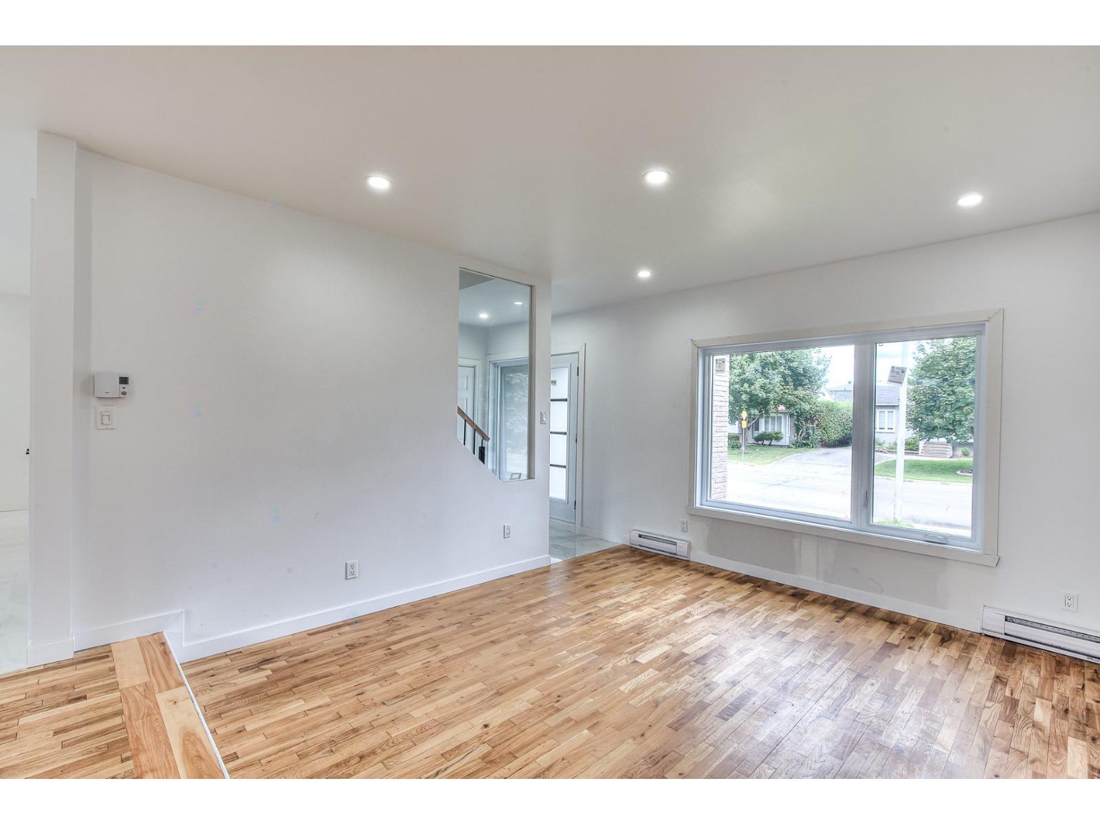 46 Boul. Laurentien Property Photo 11