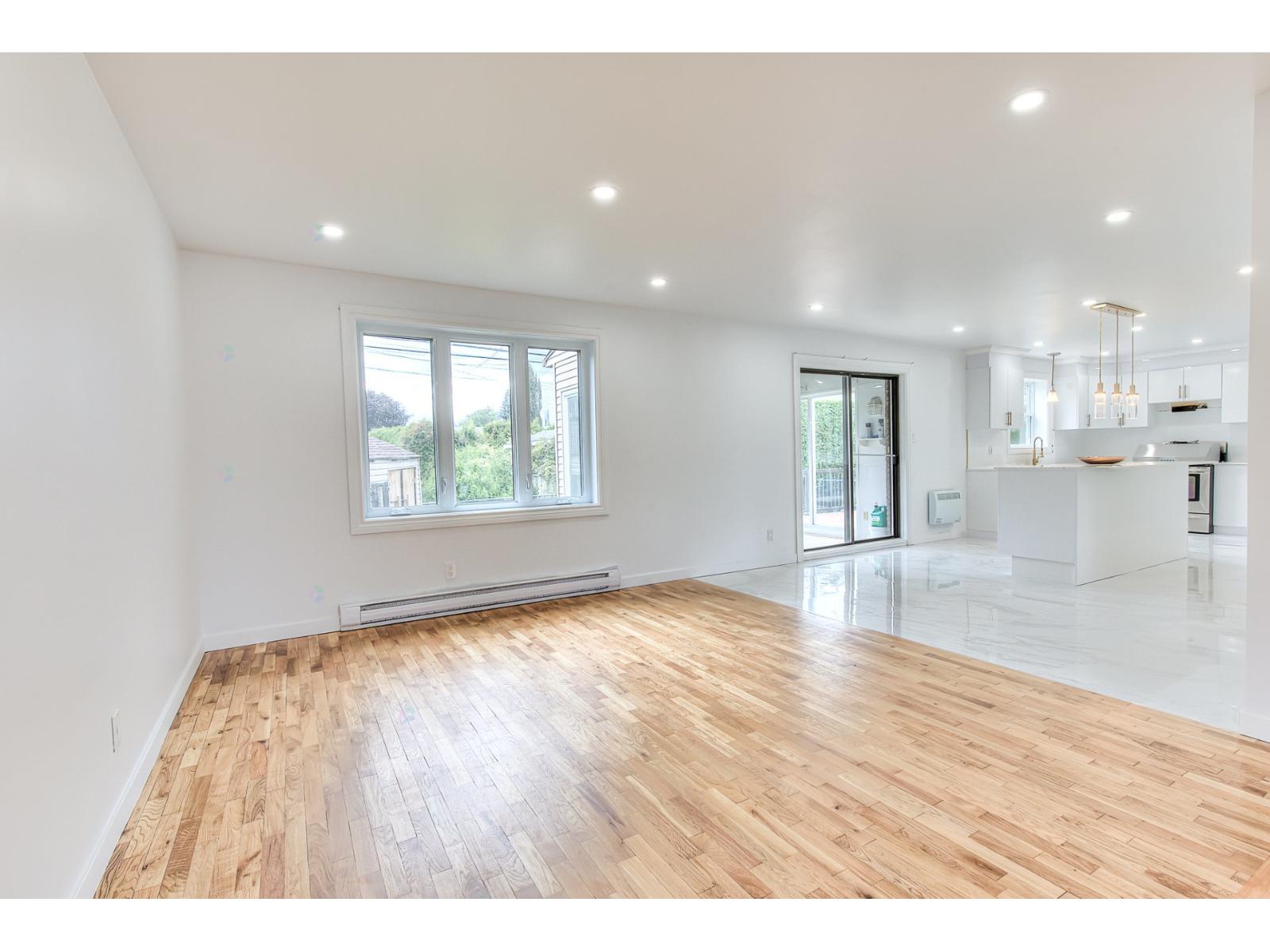 46 Boul. Laurentien Property Photo 12