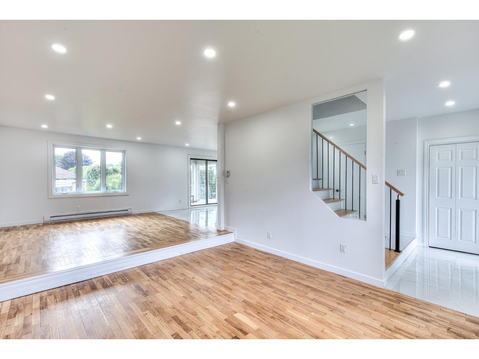 46 Boul. Laurentien Property Photo 13