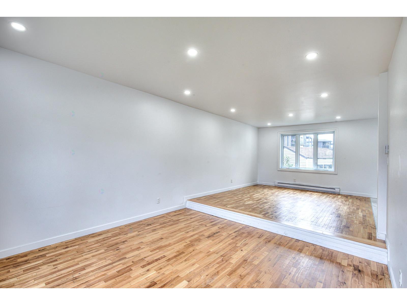 46 Boul. Laurentien Property Photo 14