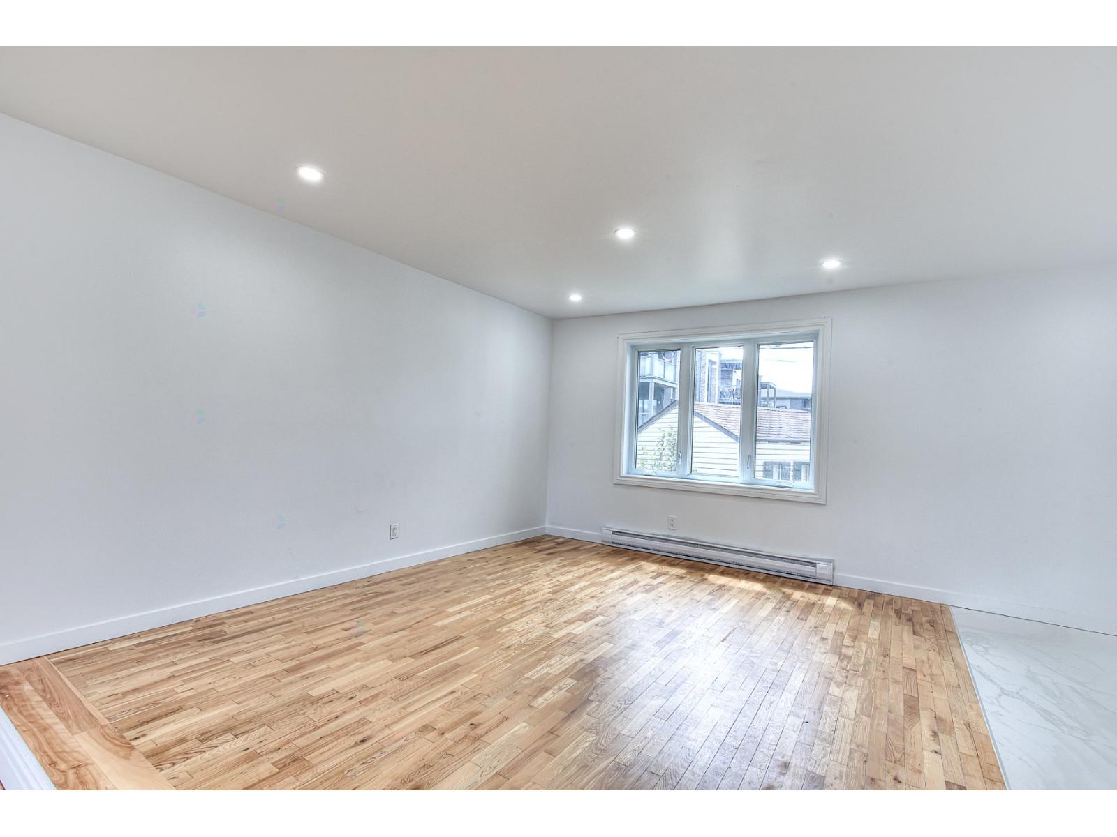 46 Boul. Laurentien Property Photo 15