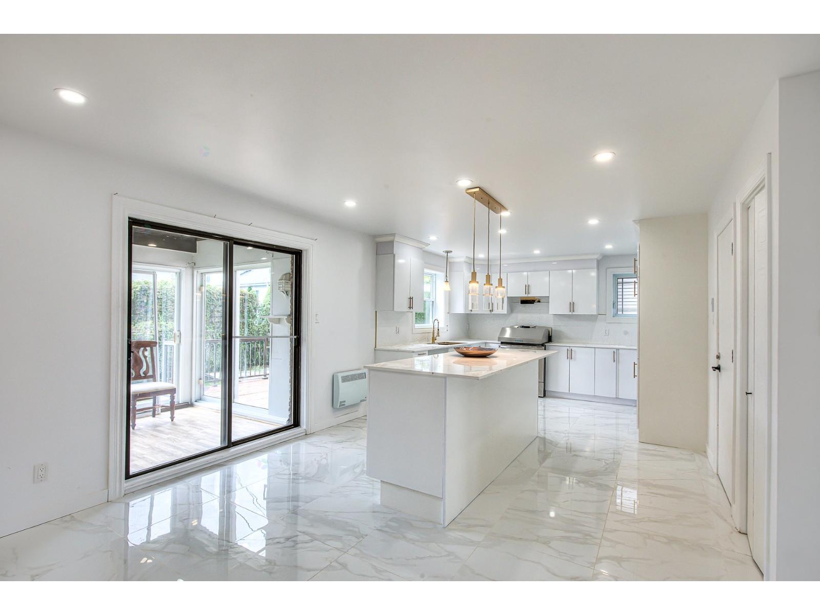 46 Boul. Laurentien Property Photo 16