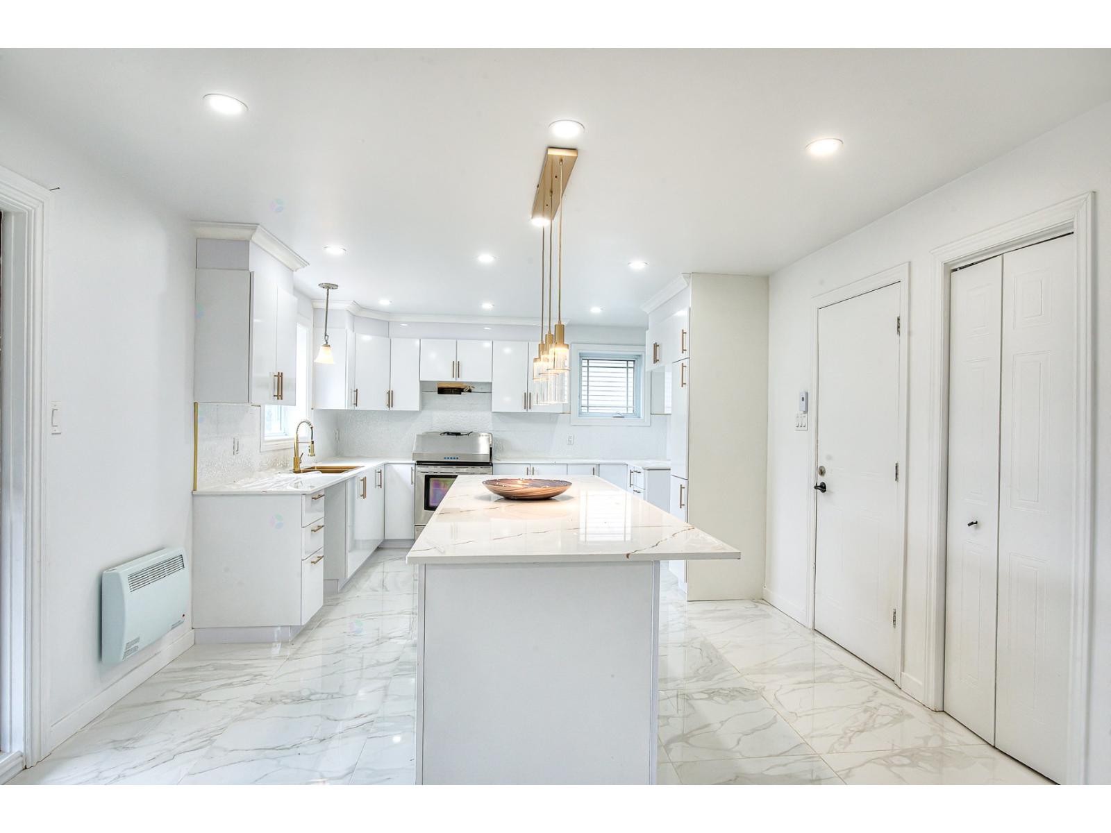 46 Boul. Laurentien Property Photo 17