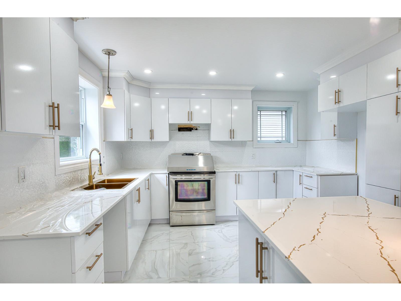 46 Boul. Laurentien Property Photo 18