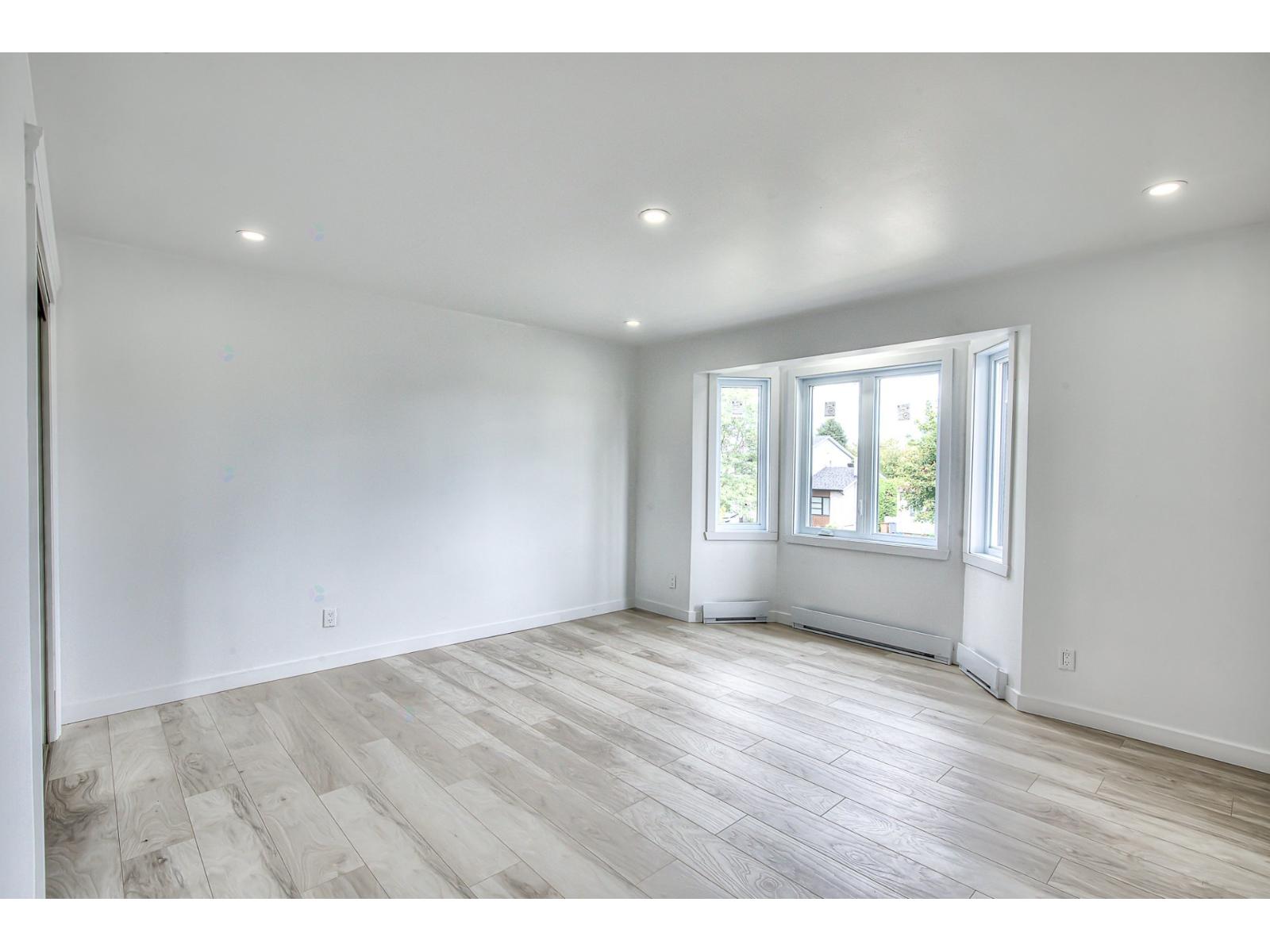 46 Boul. Laurentien Property Photo 20