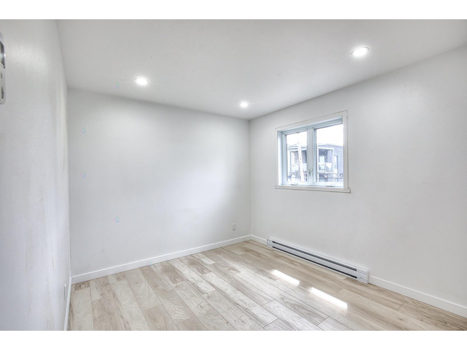 46 Boul. Laurentien Property Photo 23