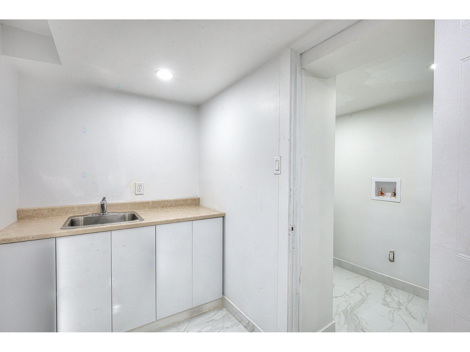 46 Boul. Laurentien Property Photo 34