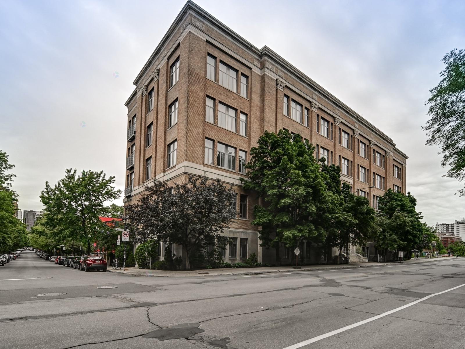 220 Av. Des Pins O., #320 Property Photo 1