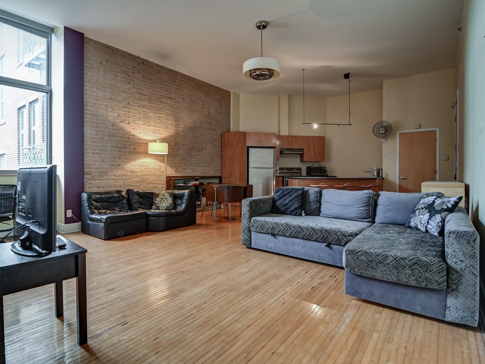 220 Av. Des Pins O., #320 Property Photo 2