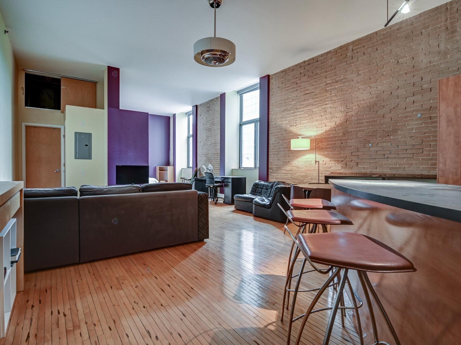 220 Av. Des Pins O., #320 Property Photo 3
