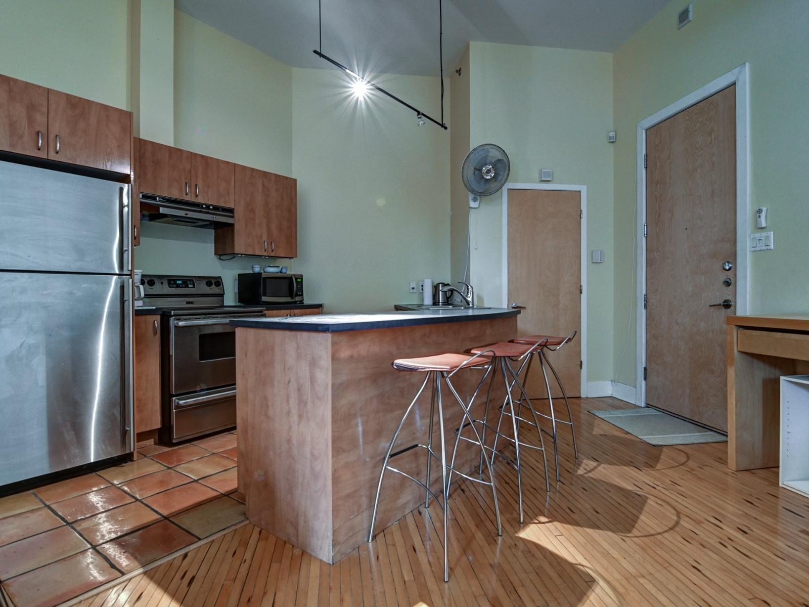 220 Av. Des Pins O., #320 Property Photo 5
