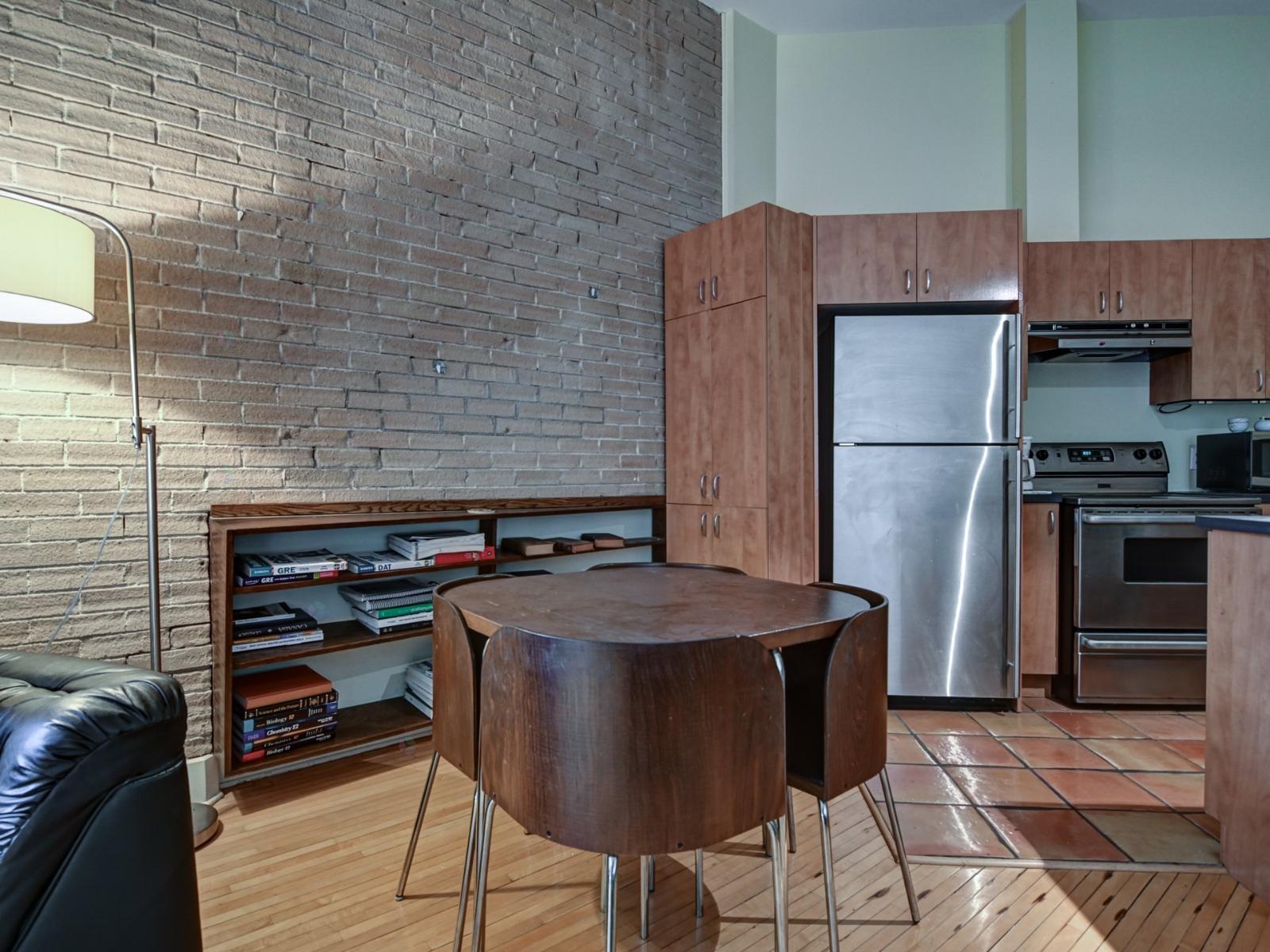 220 Av. Des Pins O., #320 Property Photo 6