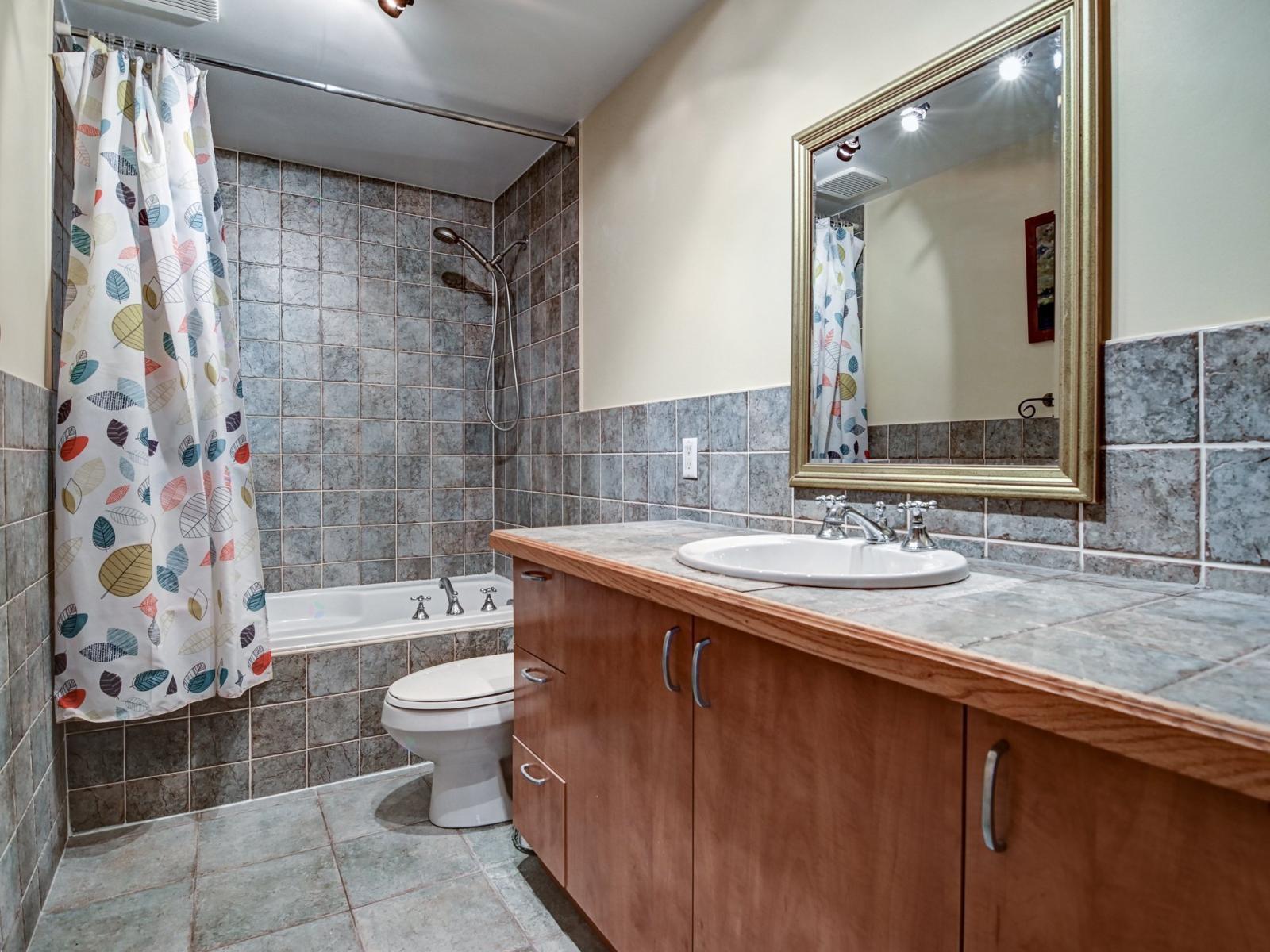220 Av. Des Pins O., #320 Property Photo 15