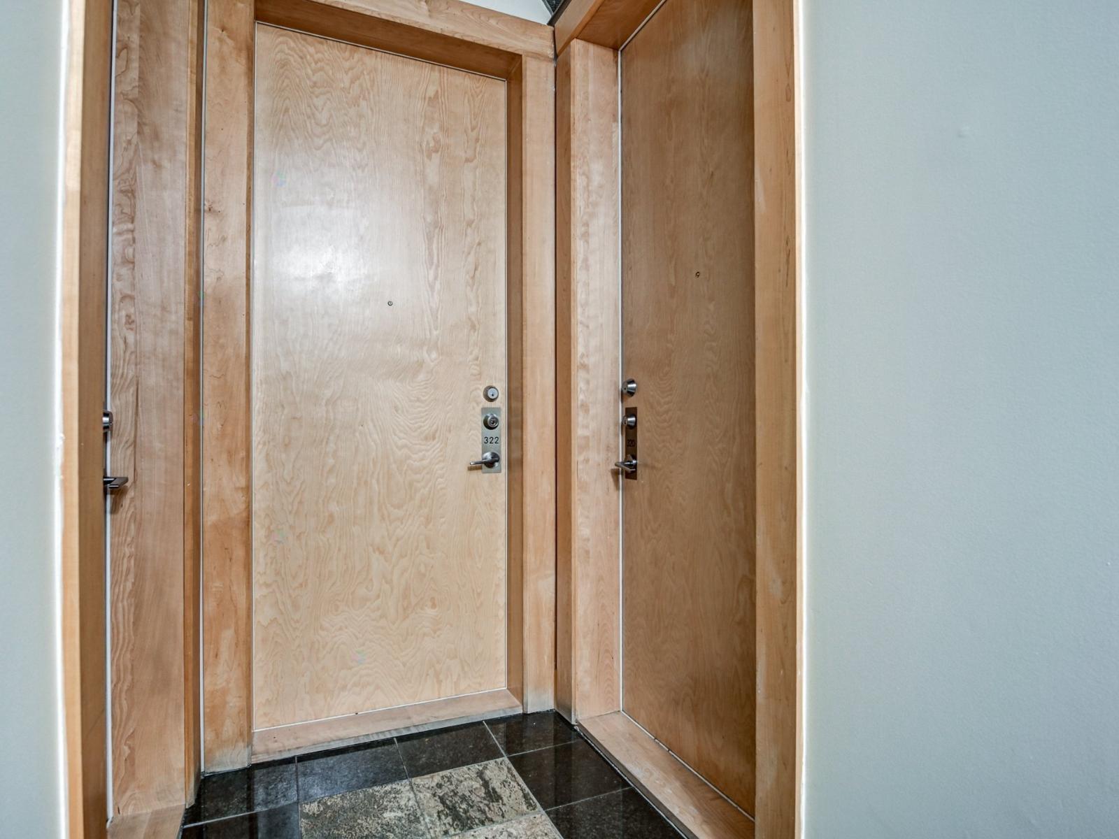 220 Av. Des Pins O., #320 Property Photo 16