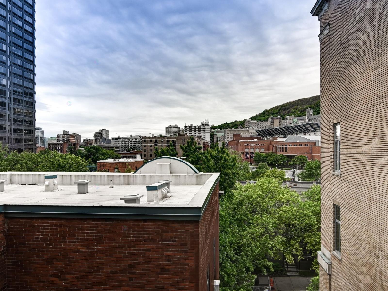 220 Av. Des Pins O., #320 Property Photo 17