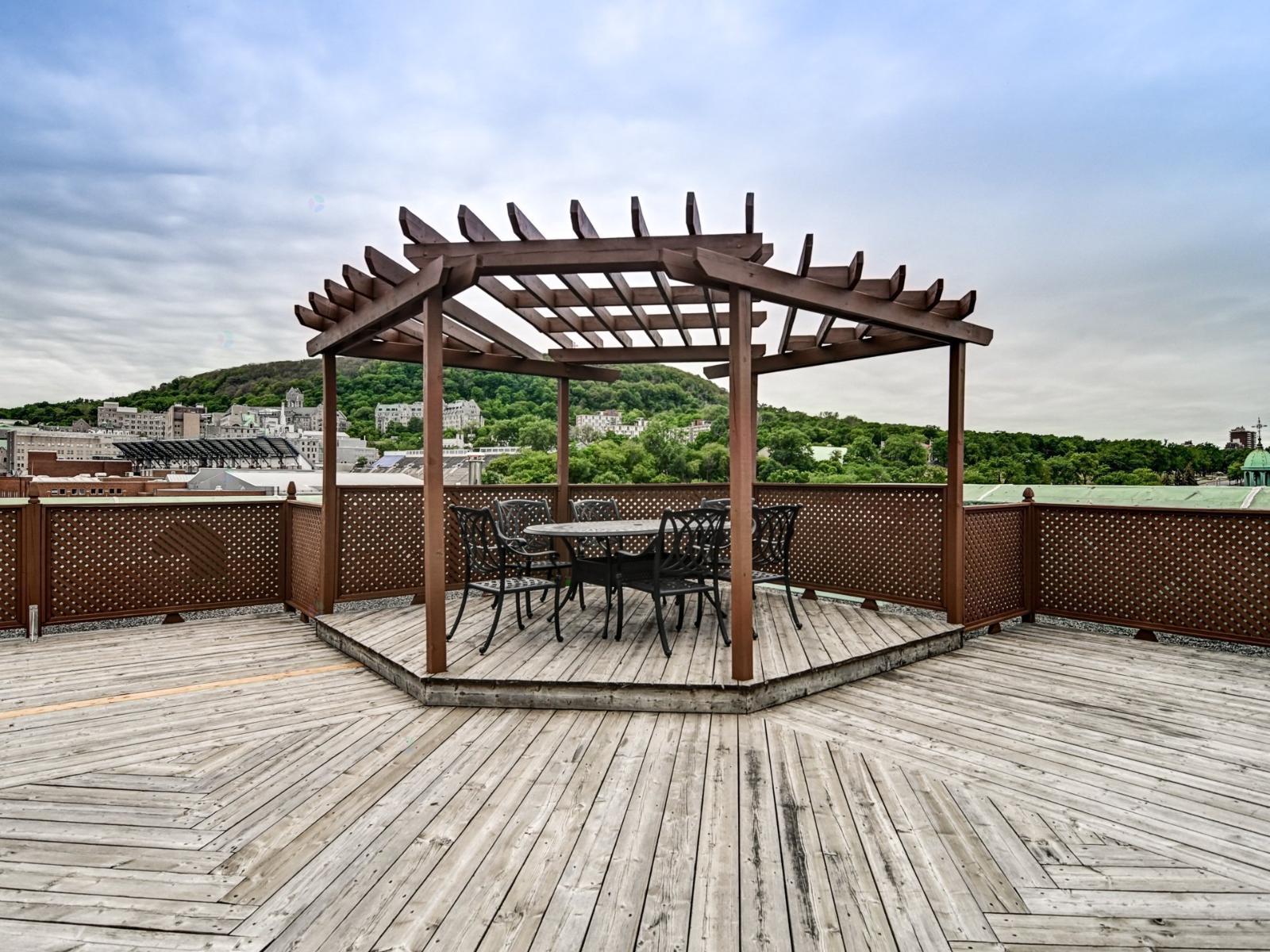 220 Av. Des Pins O., #320 Property Photo 20