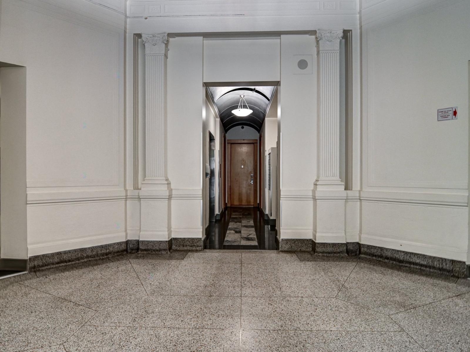 220 Av. Des Pins O., #320 Property Photo 21