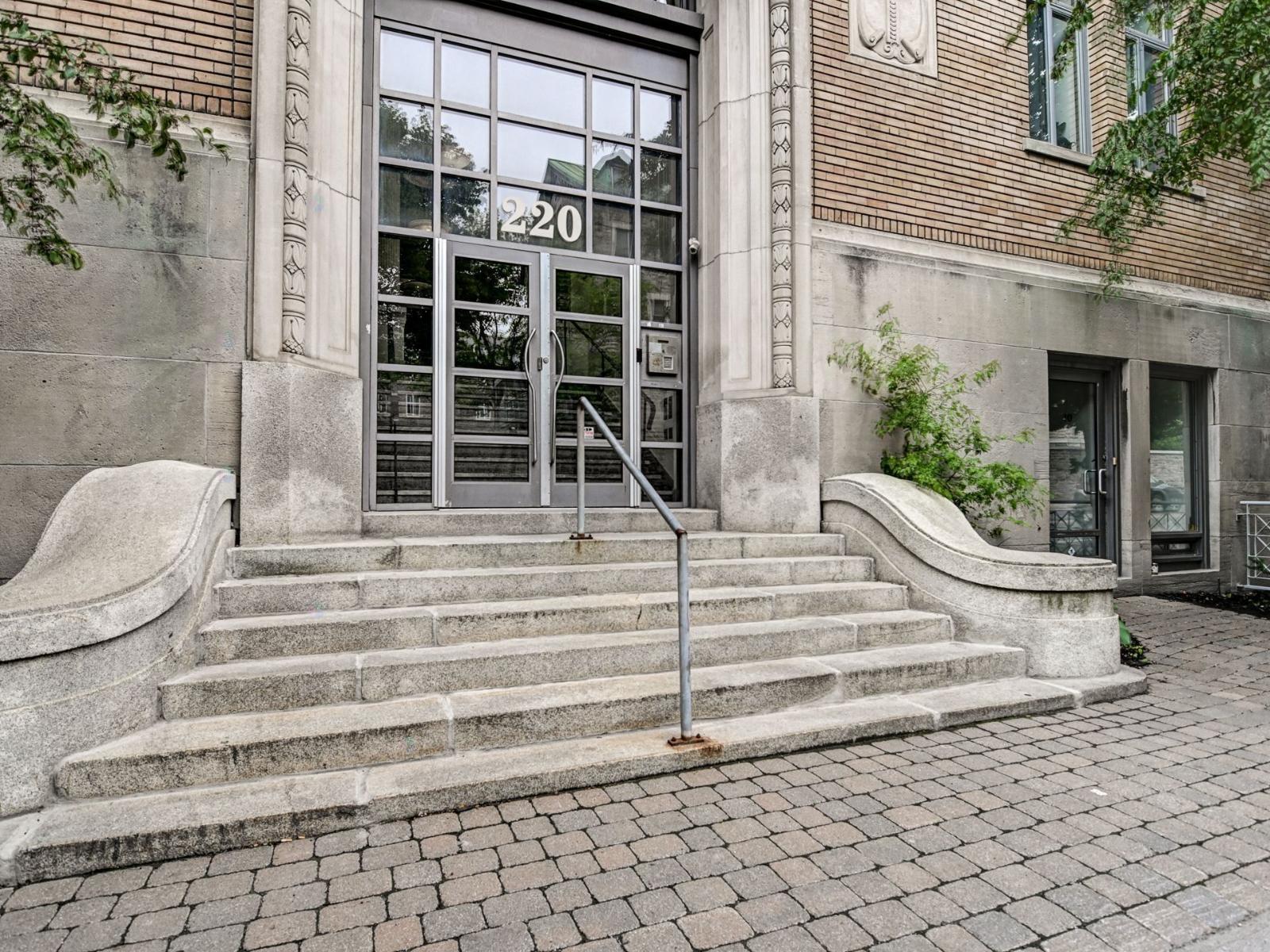 220 Av. Des Pins O., #320 Property Photo 23