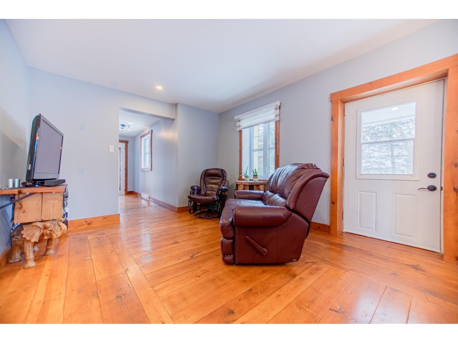 1050 4e Rang O. Property Photo 5
