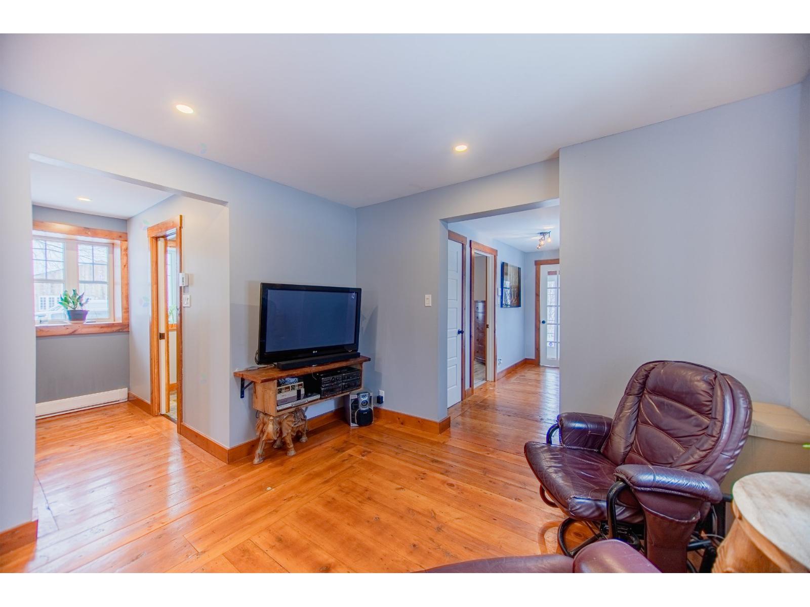1050 4e Rang O. Property Photo 6