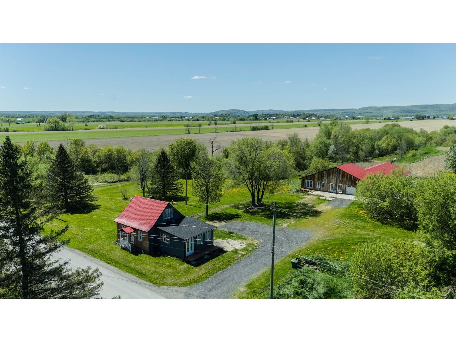 1050 4e Rang O. Property Photo 37