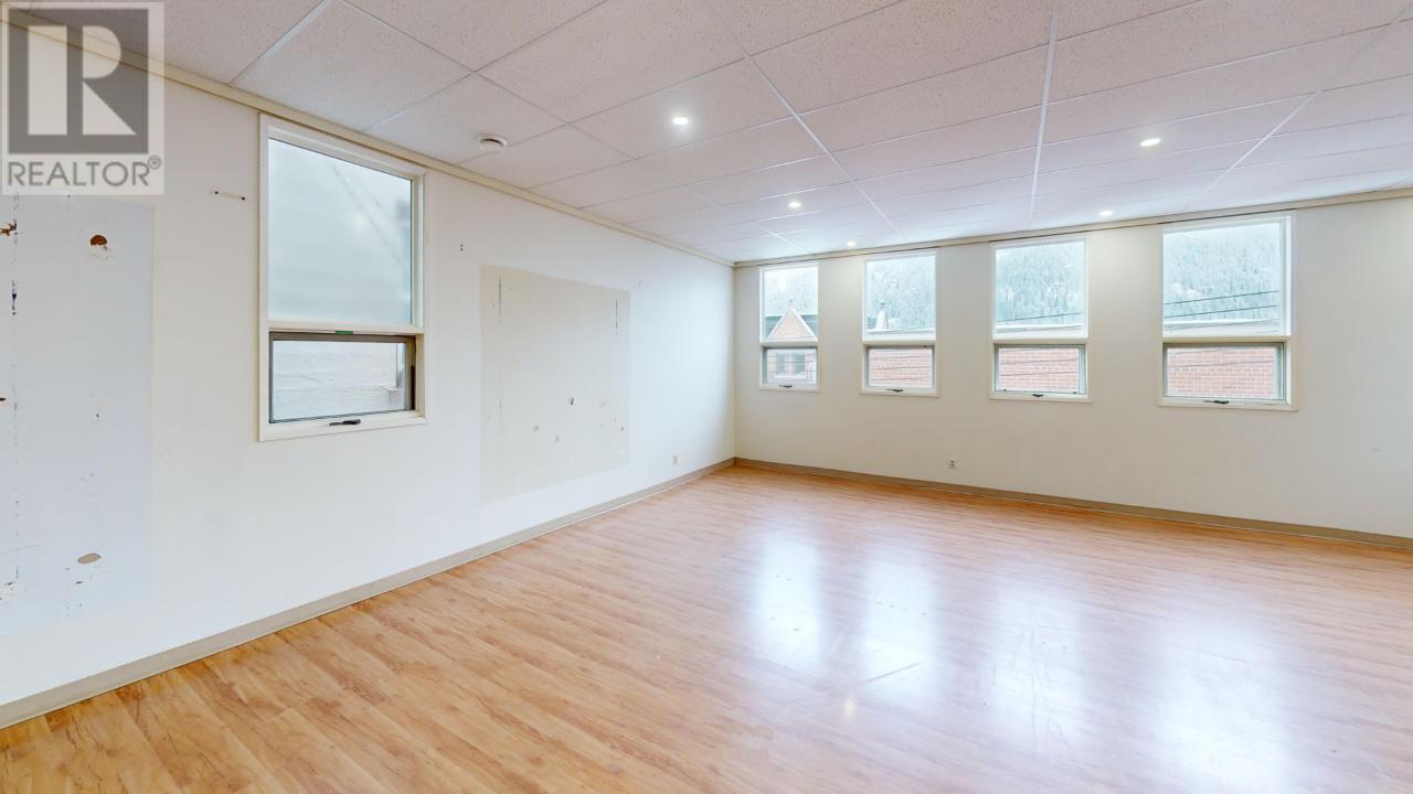 533 Baker Street Unit# Upper Bck Property Photo 11