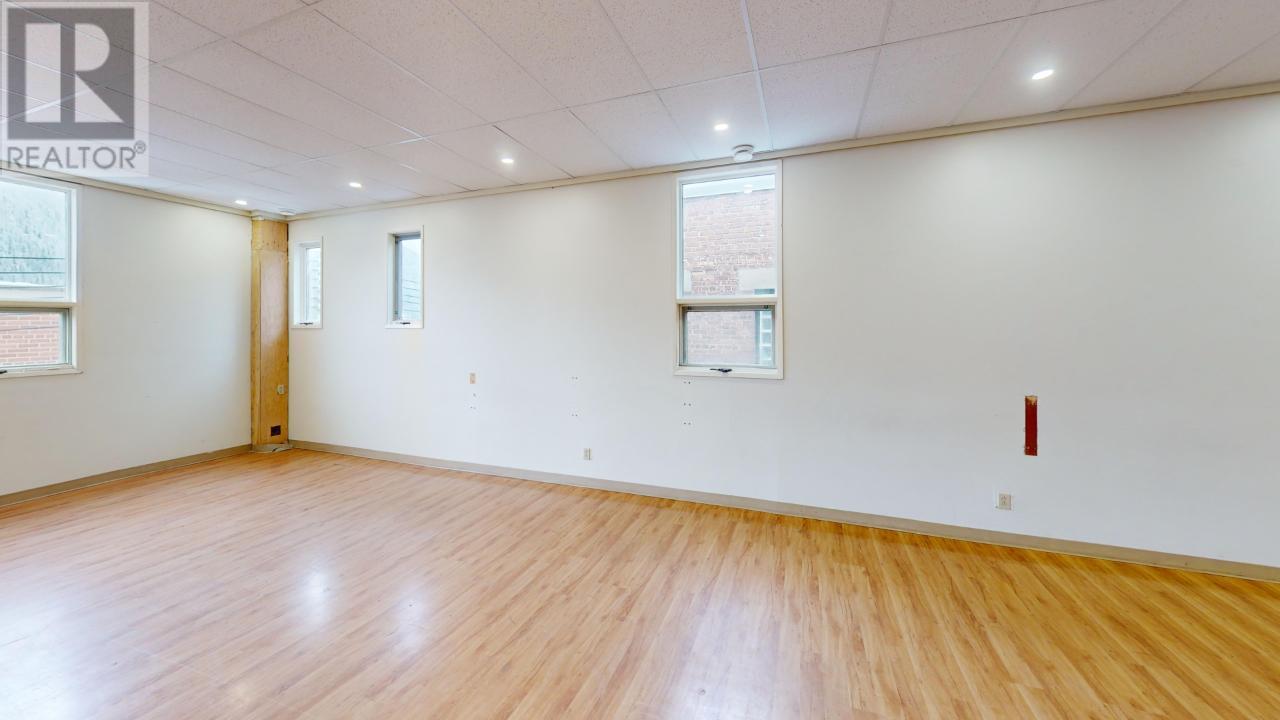 533 Baker Street Unit# Upper Bck Property Photo 12