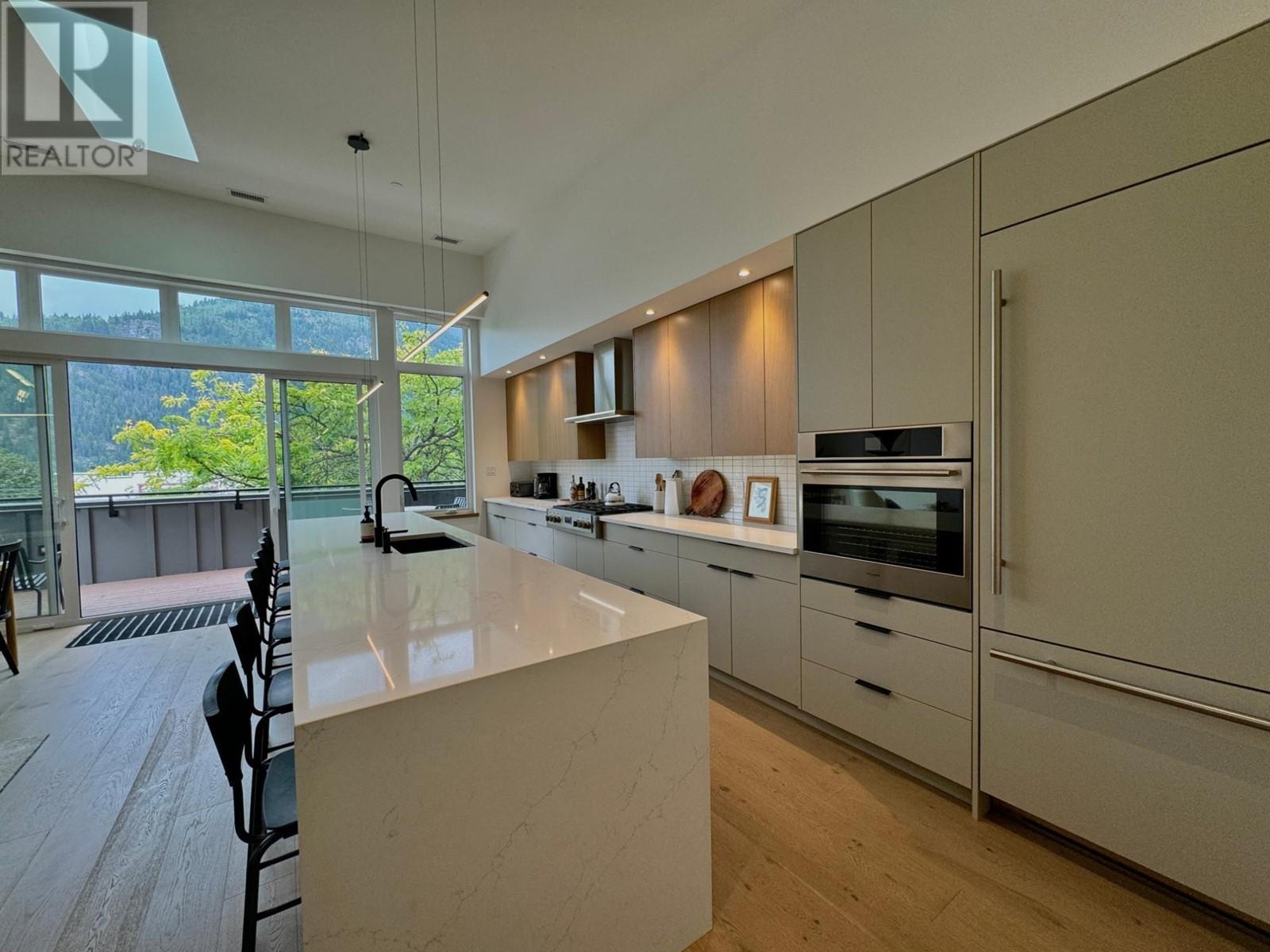 266 Baker Street Unit# 12 Property Photo 8