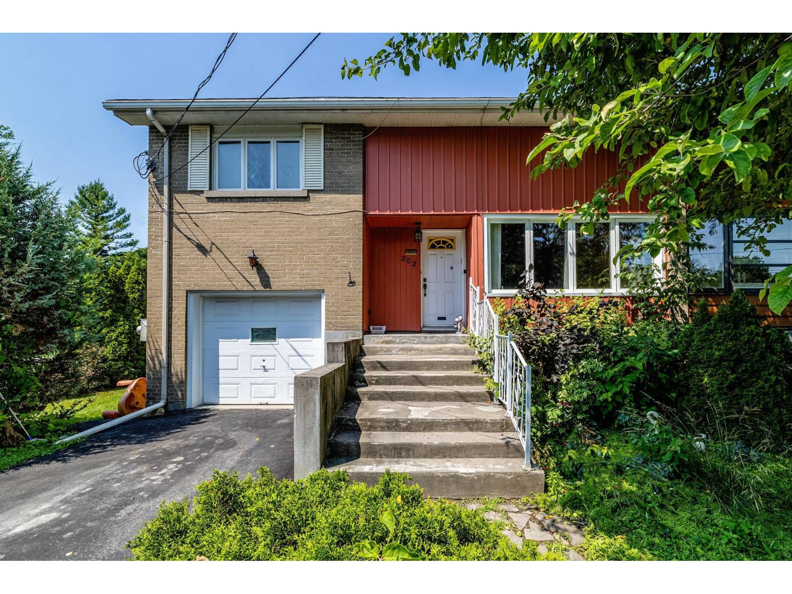 202 Av. Dahlia