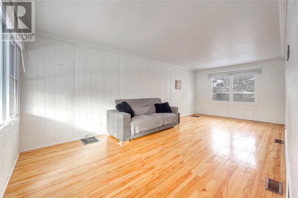 360 East Street North Property Photo 10