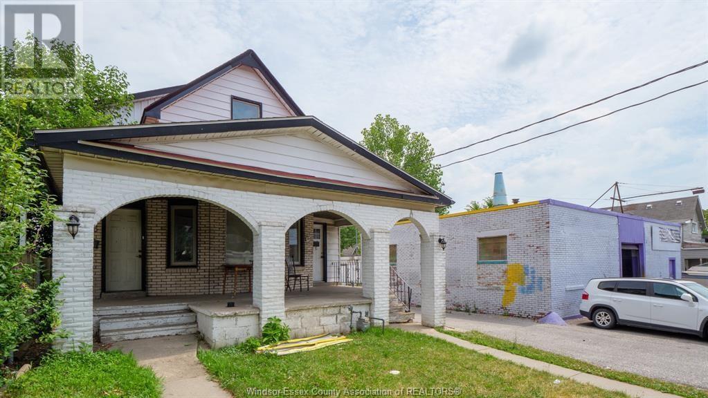 560-562 Pierre Avenue Property Photo 2