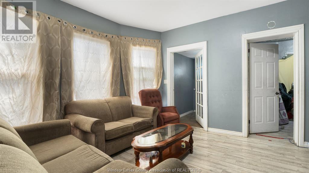 560-562 Pierre Avenue Property Photo 3