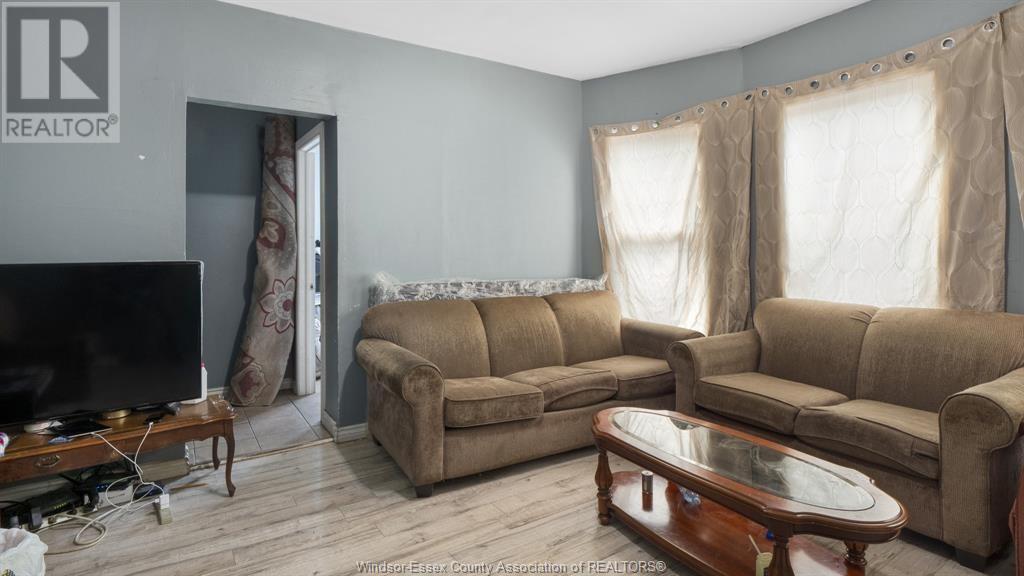 560-562 Pierre Avenue Property Photo 4