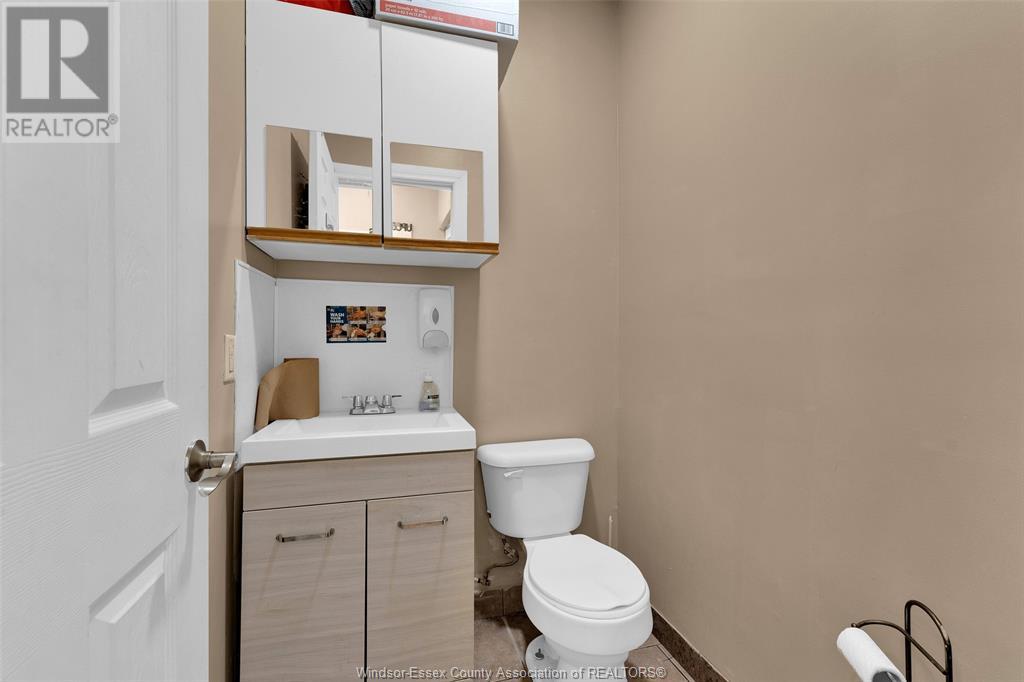425 Tecumseh Road West Property Photo 16