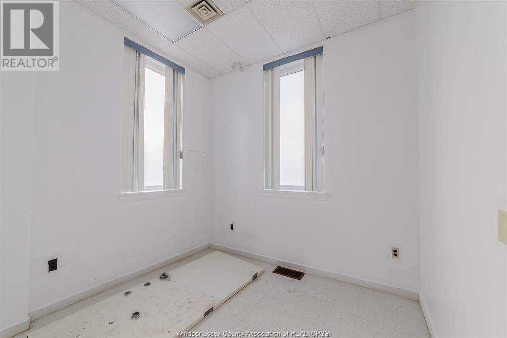 2 Erie Street South Property Photo 8