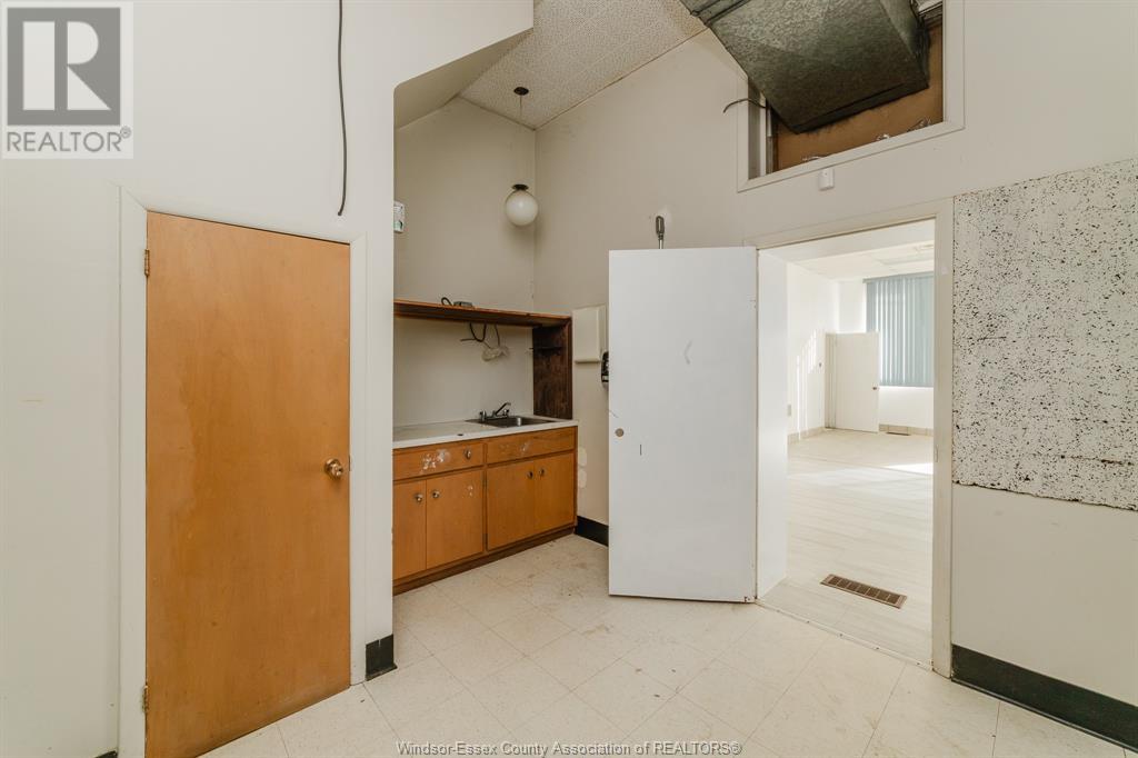 2 Erie Street South Property Photo 14