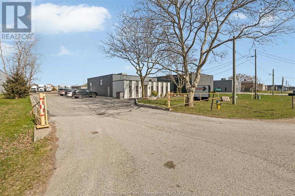 5385 Outer Dr Property Photo 1