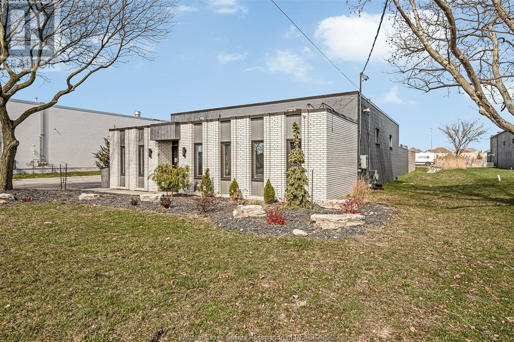 5385 Outer Dr Property Photo 3