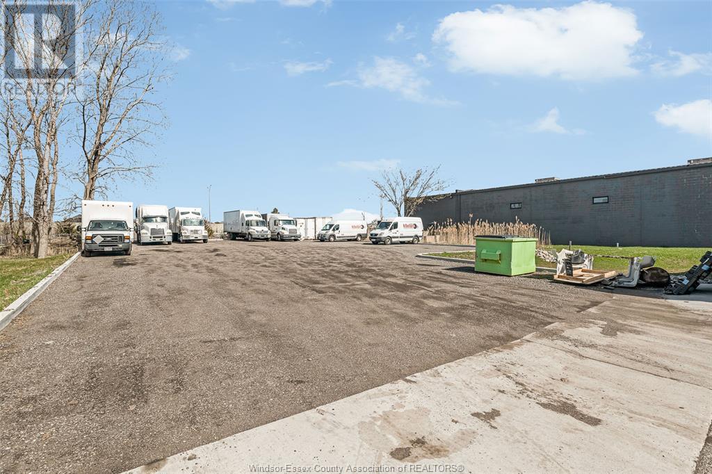 5385 Outer Dr Property Photo 4