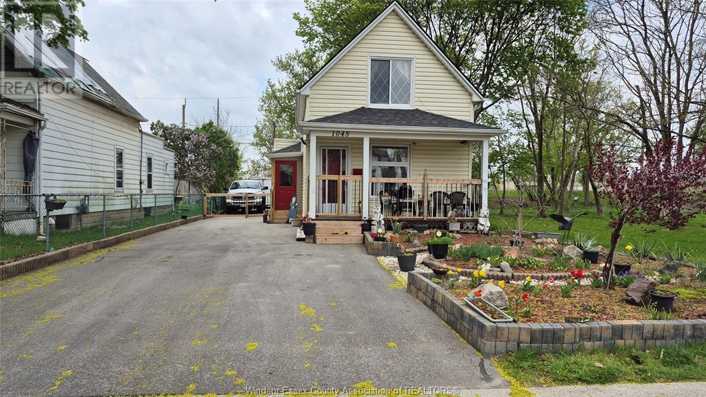 1045 WELLINGTON Property Photo 1