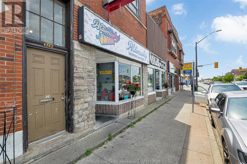 527 WYANDOTTE STREET East Property Photo 1